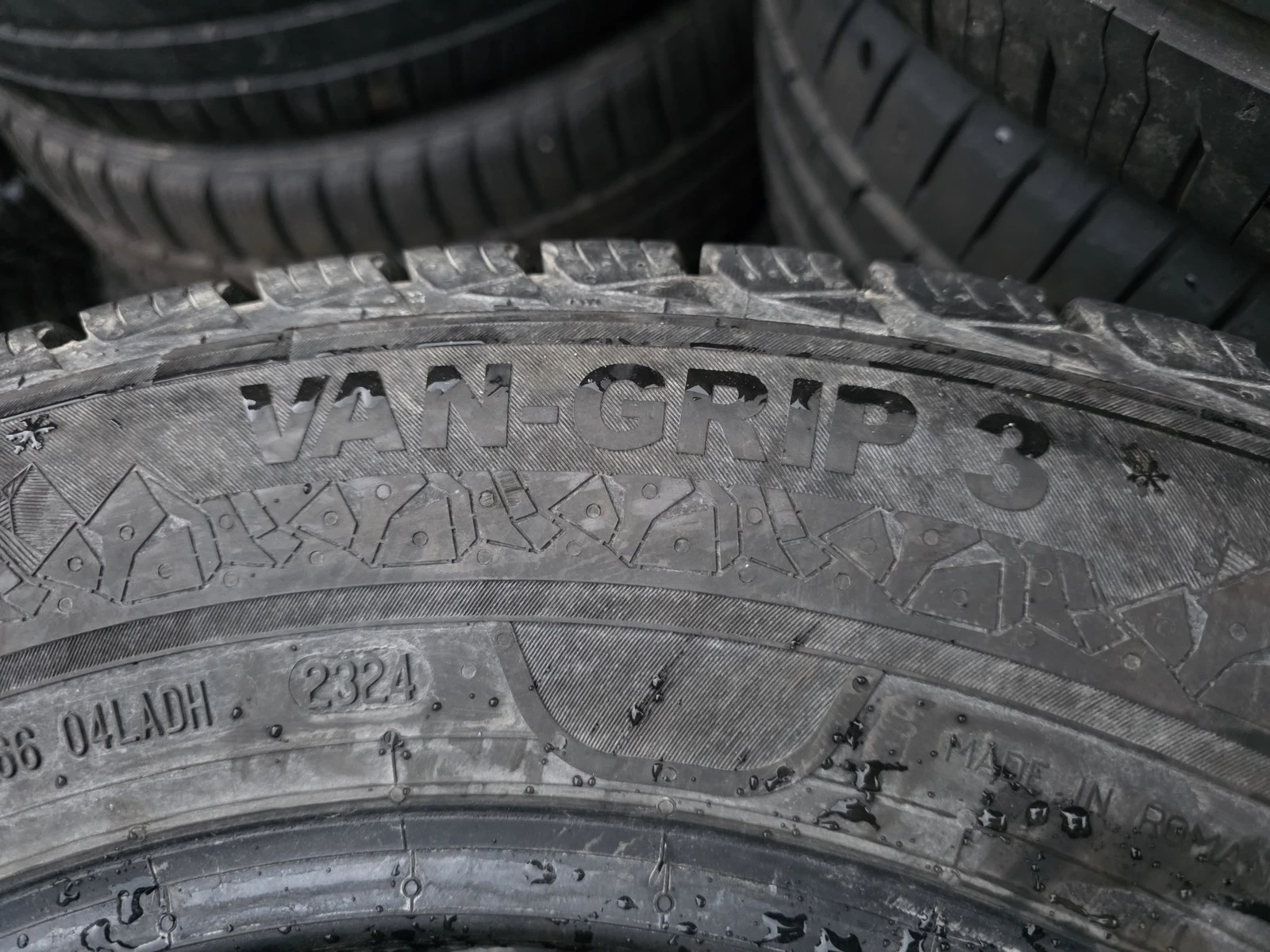Гуми Зимни 215/65R16, снимка 8 - Гуми и джанти - 56725305