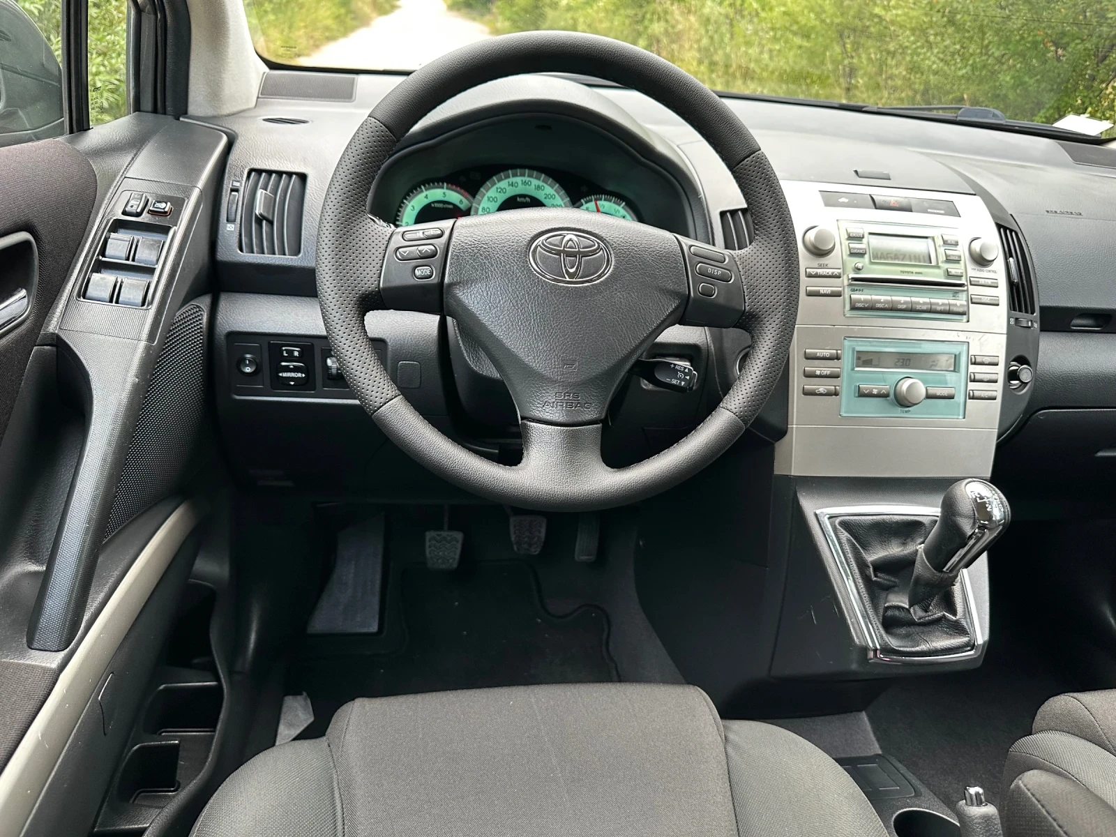 Toyota Corolla verso 2.2d4d, снимка 9 - Автомобили и джипове - 55157236
