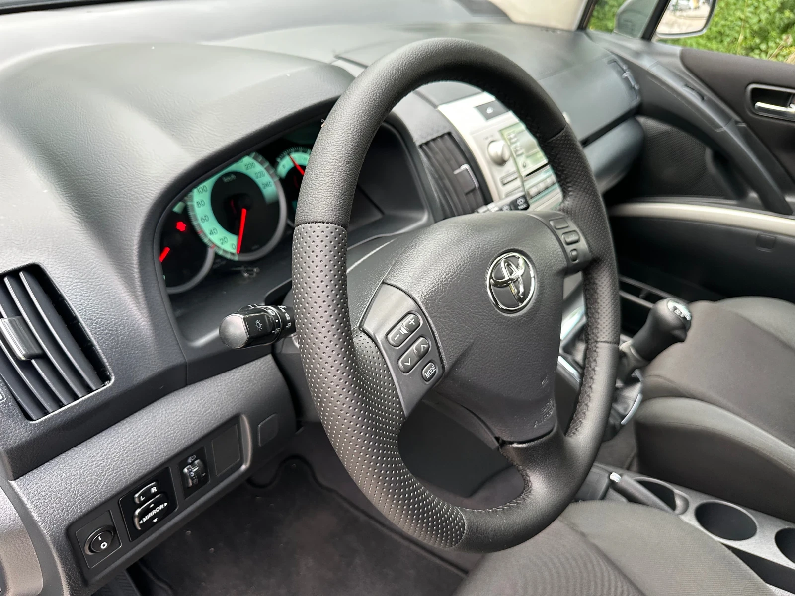 Toyota Corolla verso 2.2d4d, снимка 10 - Автомобили и джипове - 55157236