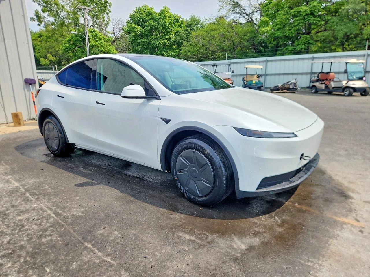Tesla Model Y STANDARD RANGE PLUS/ТЕРМОПОМПА/RWD/CARFAX, снимка 4 - Автомобили и джипове - 56655392