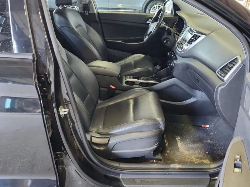 Hyundai Tucson * SE* 4x4* Пано* Подгрев, снимка 12 - Автомобили и джипове - 52317612