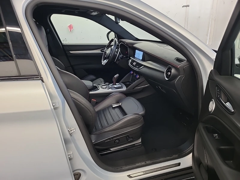 Alfa Romeo Stelvio Competizione * Всички екстри за модела, снимка 8 - Автомобили и джипове - 53480214