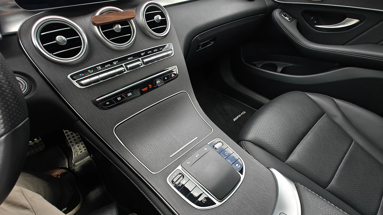Mercedes-Benz GLC 300 AMG Pack* Pano* Burmester, снимка 11 - Автомобили и джипове - 55011751