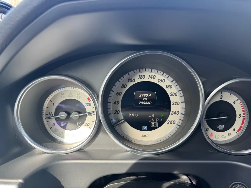 Mercedes-Benz E 200, снимка 13 - Автомобили и джипове - 53594271