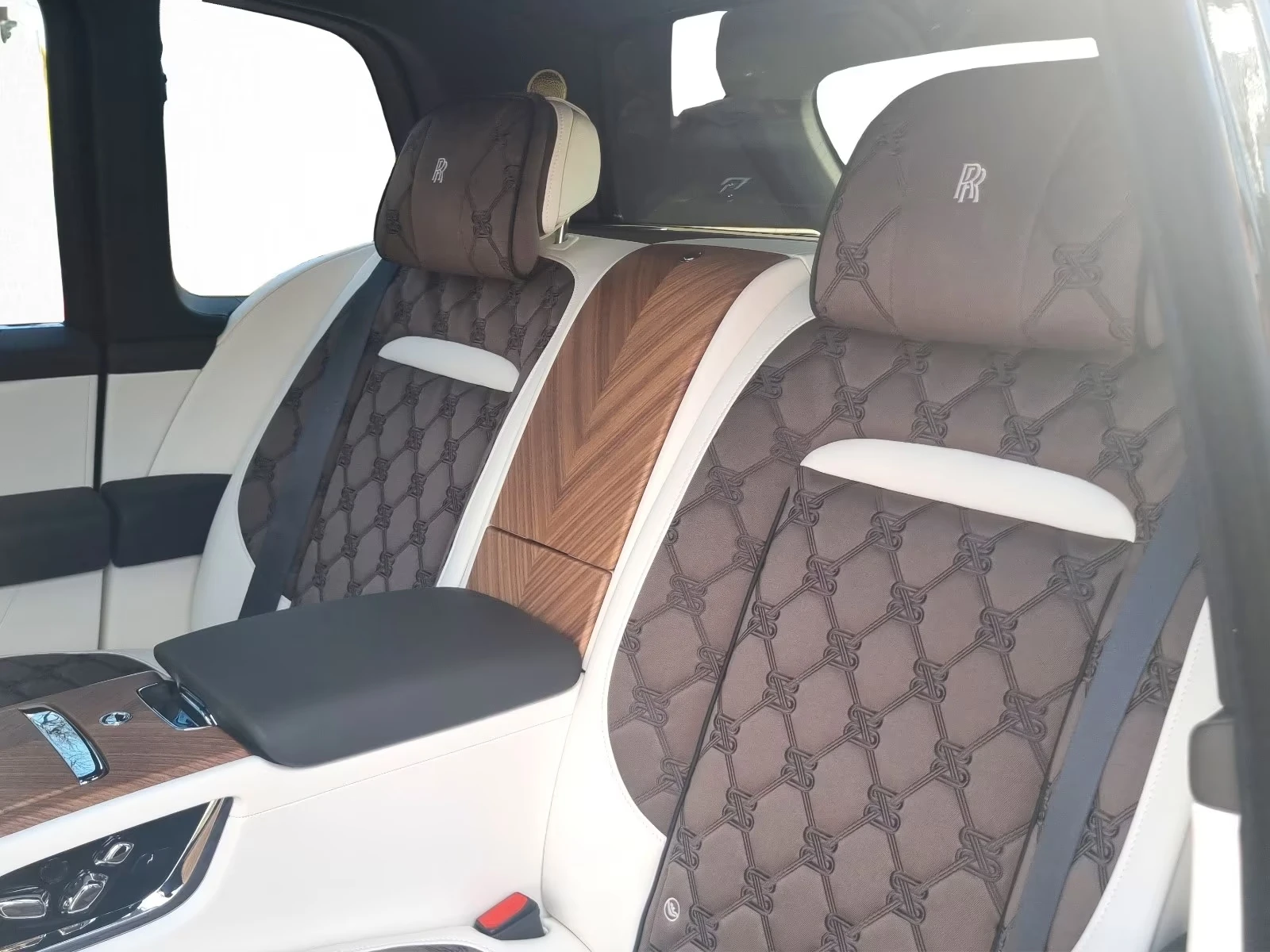 Rolls-Royce Cullinan SERIES II / FACELIFT / 4-SEATS / PANORAMA / , снимка 16 - Автомобили и джипове - 54367562