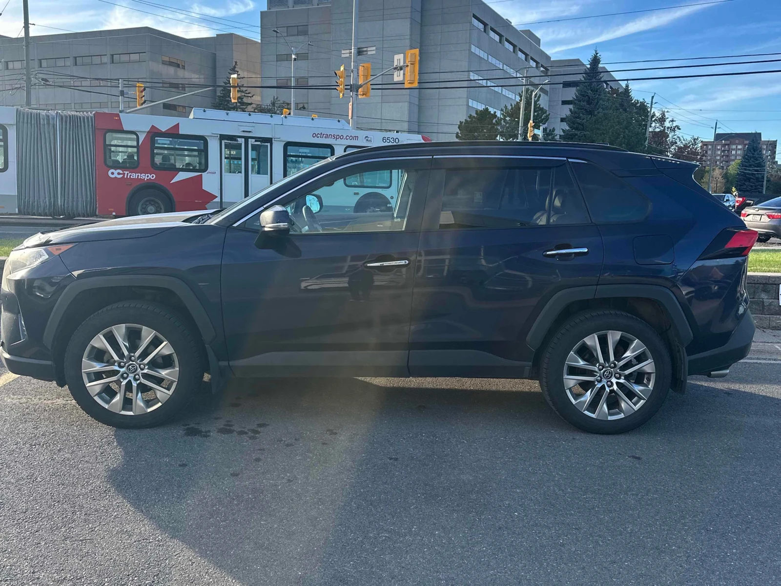 Toyota Rav4 * Limited * CARFAX * БЕЗ ПЪРВОНАЧАЛНА ВНОСКА, снимка 2 - Автомобили и джипове - 56134647