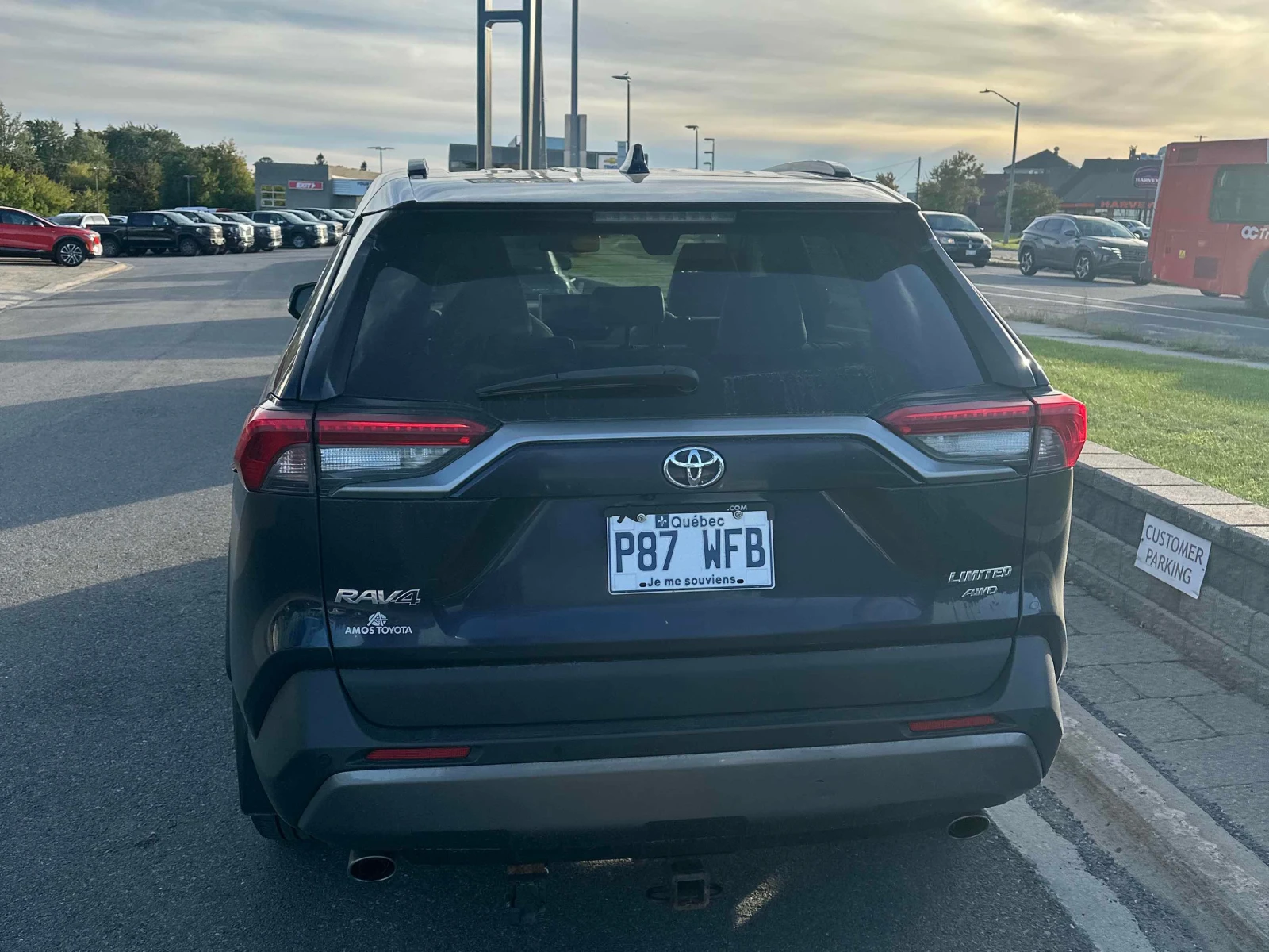 Toyota Rav4 * Limited * CARFAX * БЕЗ ПЪРВОНАЧАЛНА ВНОСКА, снимка 4 - Автомобили и джипове - 56134647