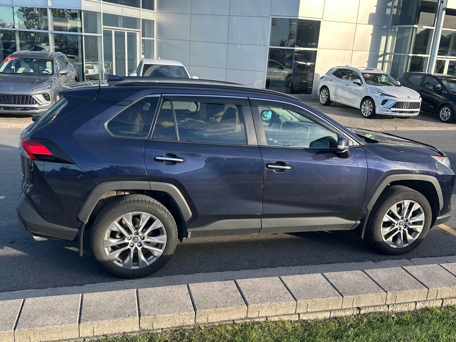 Toyota Rav4 * Limited * CARFAX * БЕЗ ПЪРВОНАЧАЛНА ВНОСКА, снимка 12 - Автомобили и джипове - 56134647