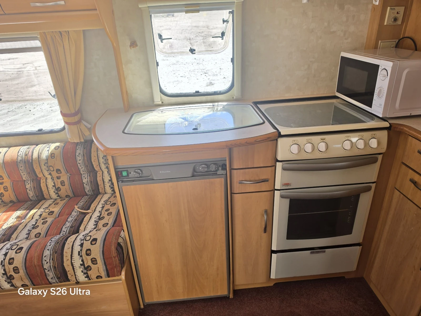 Каравана Swift 520, снимка 10 - Каравани и кемпери - 54644573