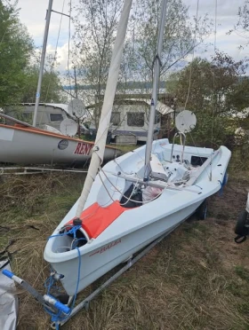 Ветроходна лодка Larsen Bahia, снимка 1