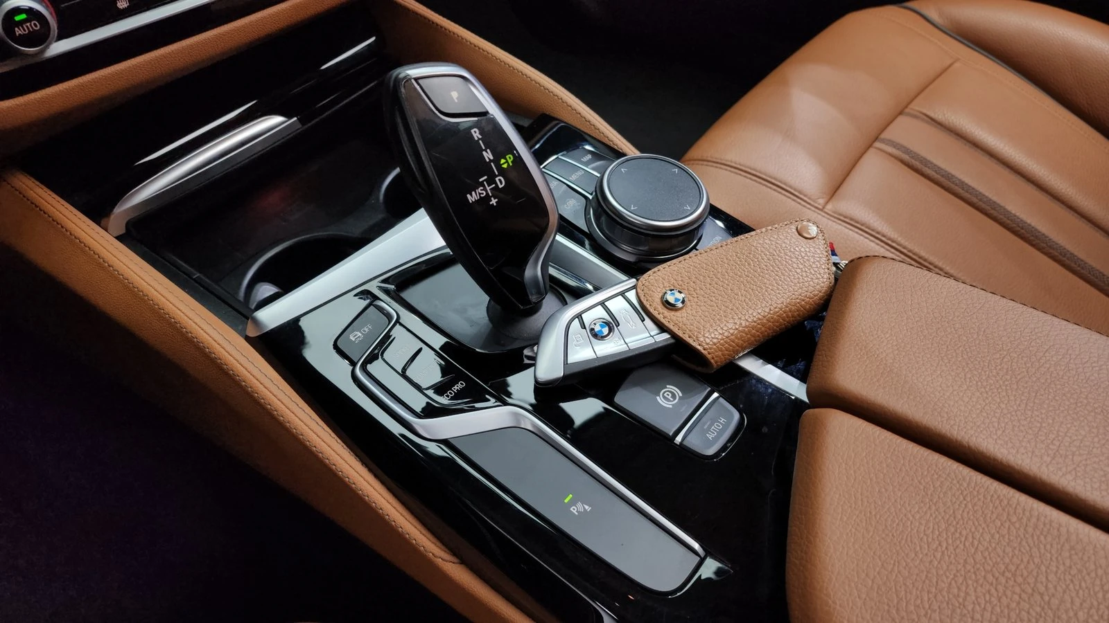 BMW 520 ЛЮК* HUD* ПОДГРЕВ ВОЛАН* ЕЛ. БАГАЖНИК* КРАЙНА ЦЕНА, снимка 9 - Автомобили и джипове - 55344740