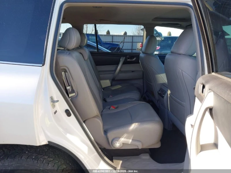 Toyota Highlander 3.5L V-6 DOHC, VVT, 270HP All Wheel Drive, снимка 13 - Автомобили и джипове - 53100826