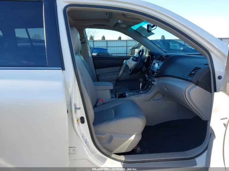 Toyota Highlander 3.5L V-6 DOHC, VVT, 270HP All Wheel Drive, снимка 10 - Автомобили и джипове - 53100826