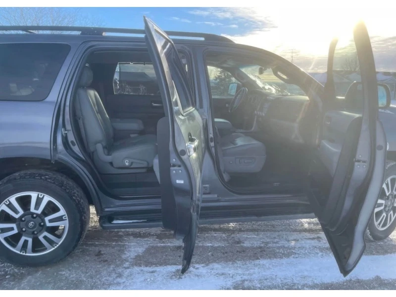 Toyota Sequoia 5.7L Platinum 4WD * * CARFAX * * АВТО КРЕДИТ * * , снимка 9 - Автомобили и джипове - 53398268