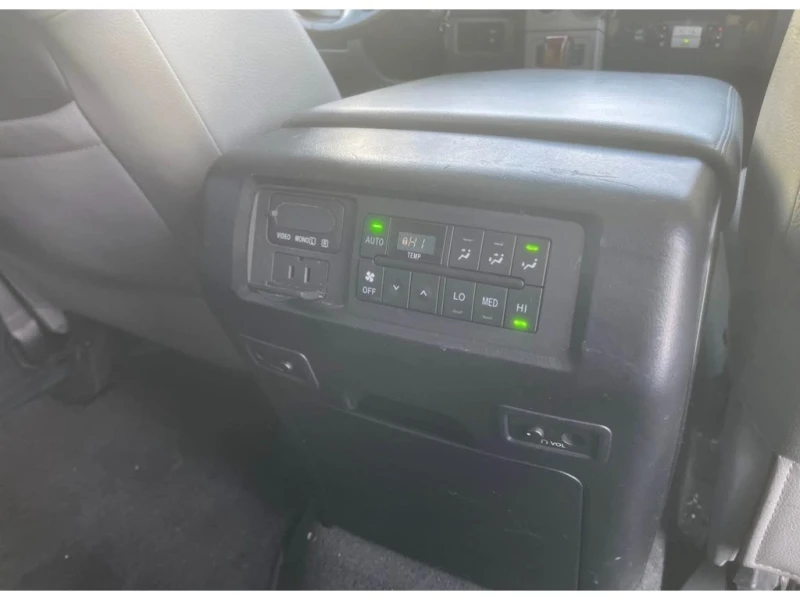 Toyota Sequoia 5.7L Platinum 4WD * * CARFAX * * АВТО КРЕДИТ * * , снимка 13 - Автомобили и джипове - 53398268