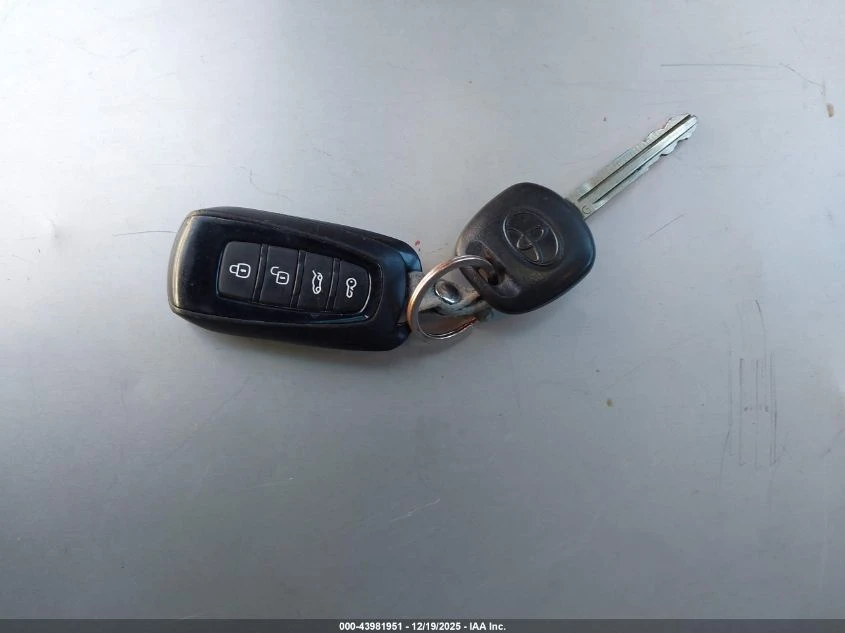 Toyota Highlander 3.5L V-6 DOHC, VVT, 270HP All Wheel Drive - изображение 3