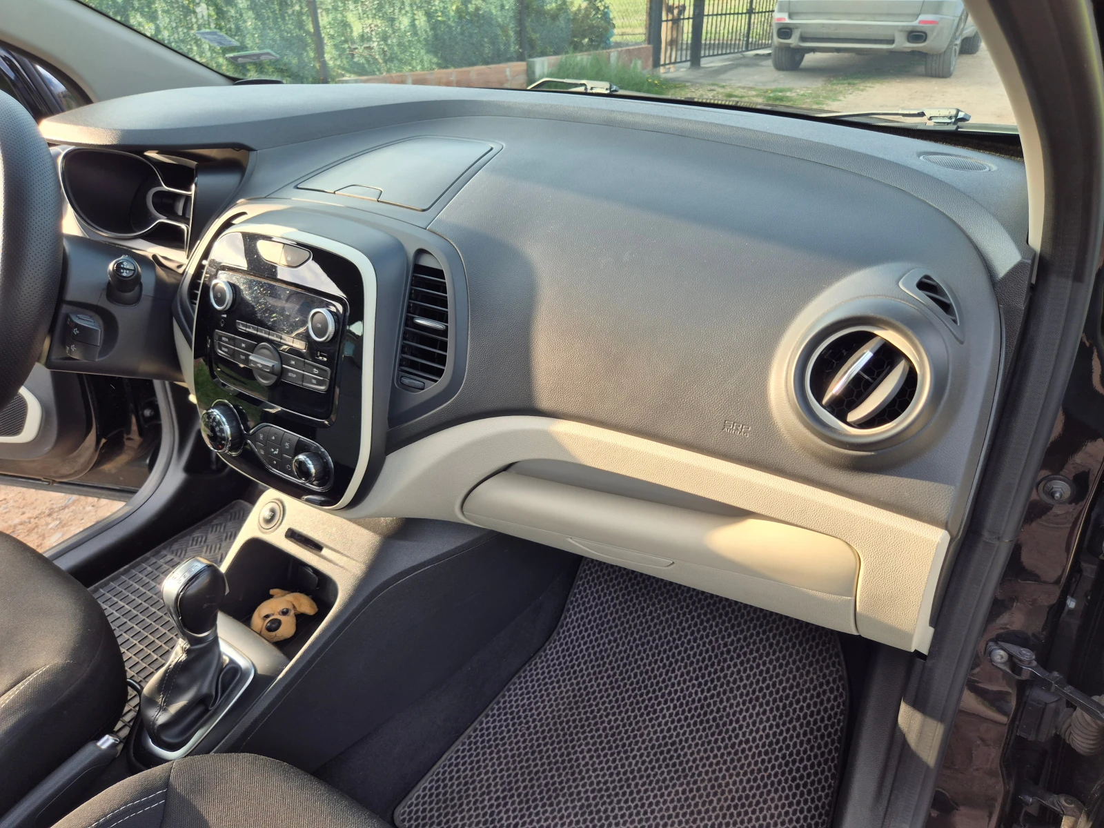 Renault Captur, снимка 6 - Автомобили и джипове - 54591525