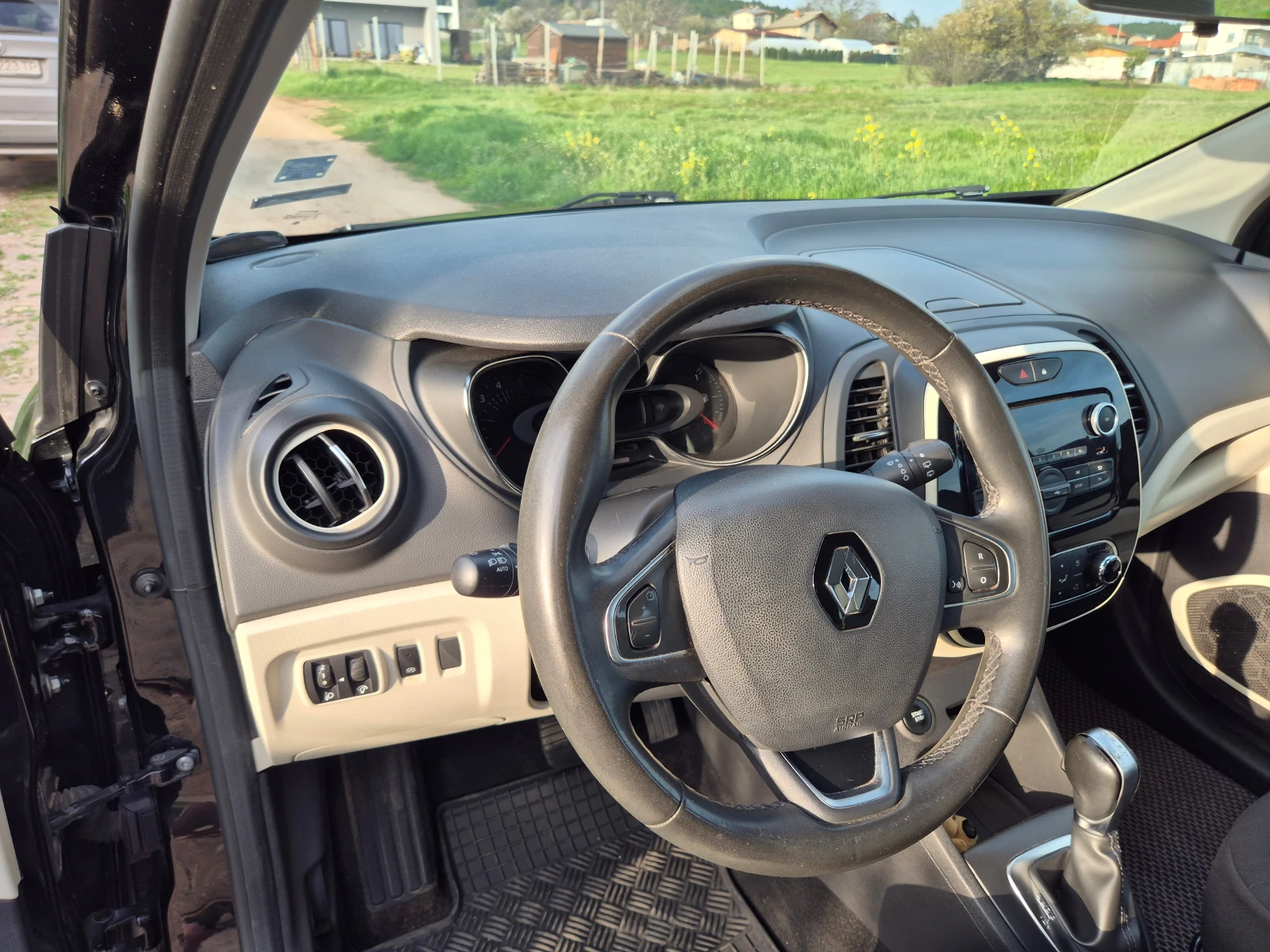 Renault Captur, снимка 5 - Автомобили и джипове - 54591525