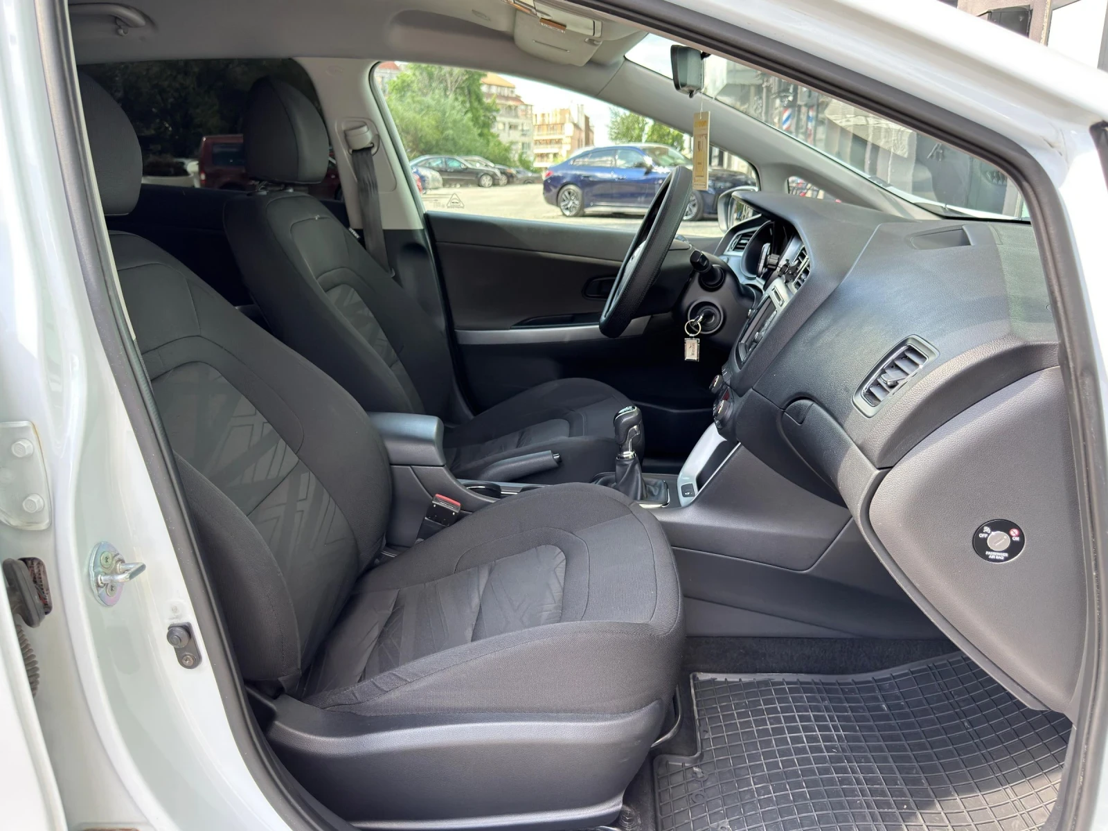 Kia Ceed 1.6crdi, снимка 6 - Автомобили и джипове - 54691103