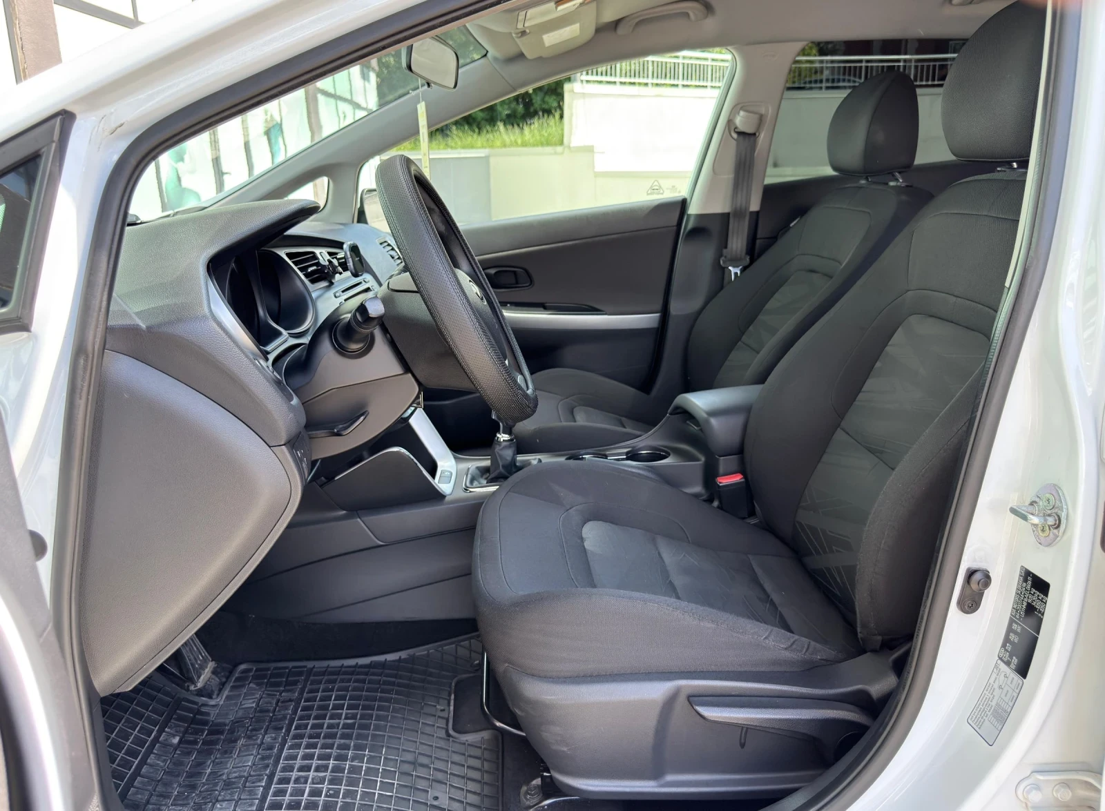 Kia Ceed 1.6crdi, снимка 5 - Автомобили и джипове - 54691103