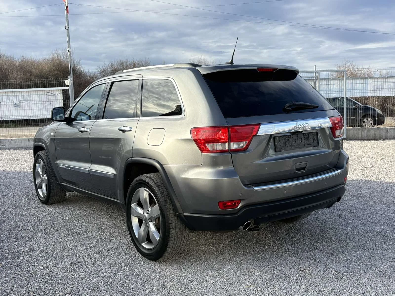 Jeep Grand cherokee 3.0. 240k.c. OVERLAND FULL MAX , снимка 3 - Автомобили и джипове - 53963599