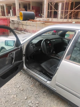 Mercedes-Benz E 200  Бензинов газ  - 650 € / 1271.29 лв. - 66391388 5