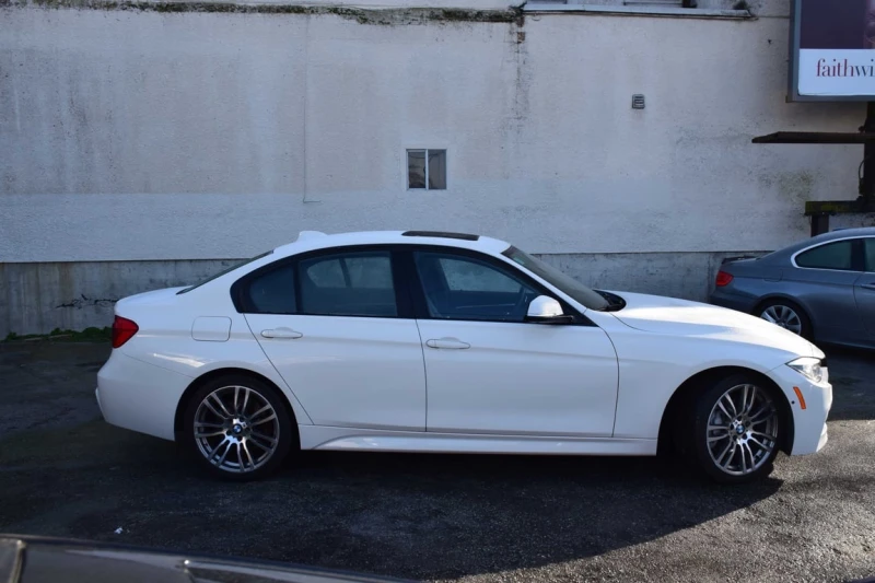 BMW 330  i xDrive | M-PACK | LANE ASSIST |  CARFAX, снимка 2 - Автомобили и джипове - 53459697