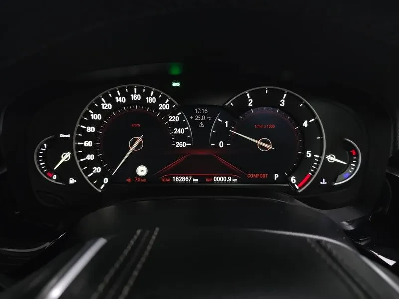 BMW 520 LUXURY G30, снимка 8 - Автомобили и джипове - 55789853