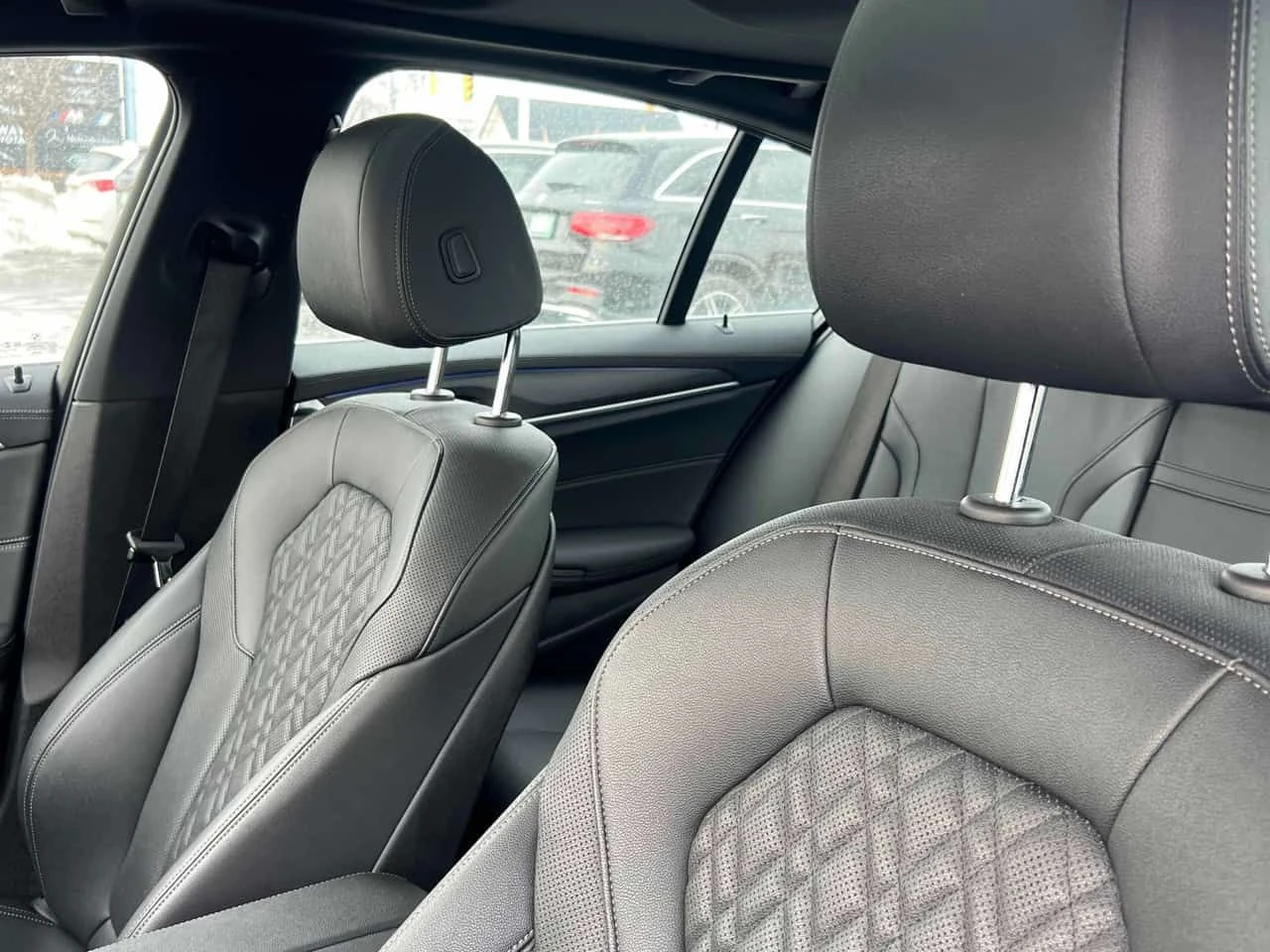 BMW 530 xDrive | PANO | KEYLESS | AMBIENT | ПОДГРЕВИ, снимка 15 - Автомобили и джипове - 53740596