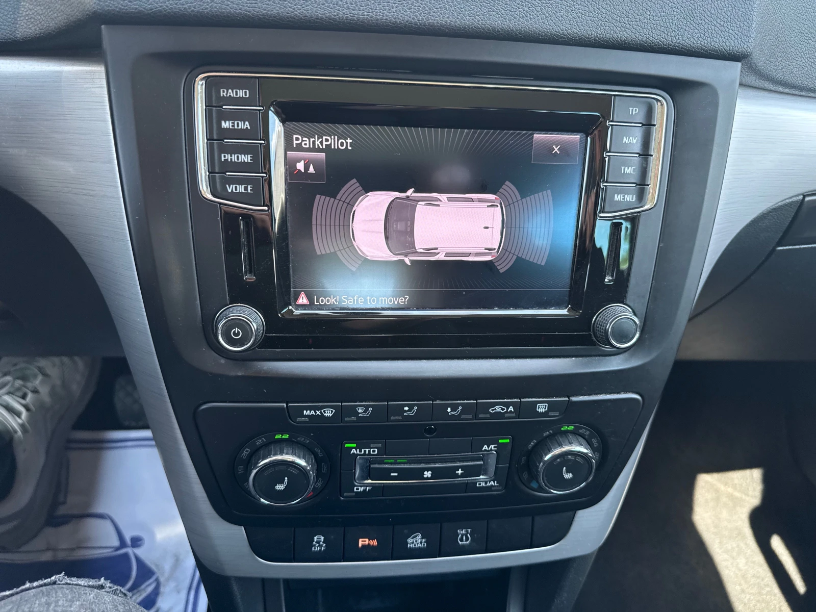 Skoda Yeti 2.0///4x4///Edition///Navi///Led-Xenon///, снимка 14 - Автомобили и джипове - 54681344