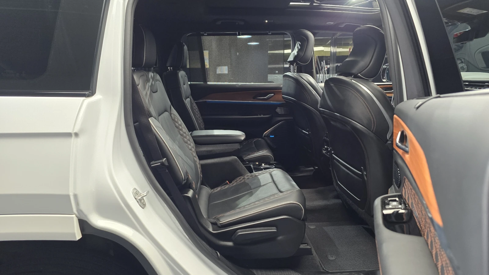 Jeep Grand cherokee 2022* SUMMIT* L* 360* ОБДУХ* DIS* PANO* MCINTOSH, снимка 15 - Автомобили и джипове - 55484608