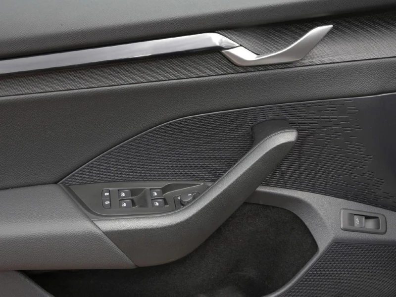 Skoda Octavia 2.0 TSI* RS* DSG* HEAD-UP* DISTR* KEYLESS* CARPLAY, снимка 4 - Автомобили и джипове - 51201498