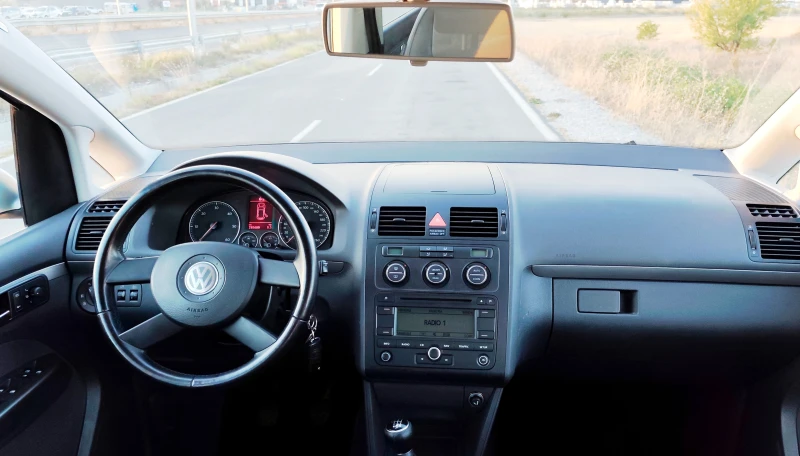 VW Touran 2.0TDI 140ks, снимка 8 - Автомобили и джипове - 51827398