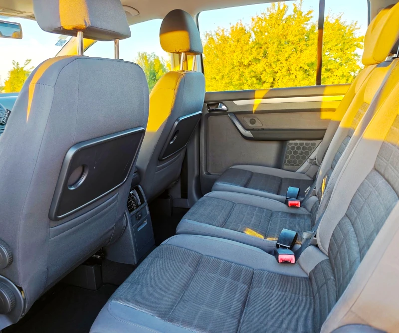 VW Touran 2.0TDI 140ks, снимка 9 - Автомобили и джипове - 51827398