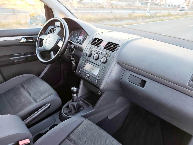 VW Touran 2.0TDI 140ks, снимка 7 - Автомобили и джипове - 51827398