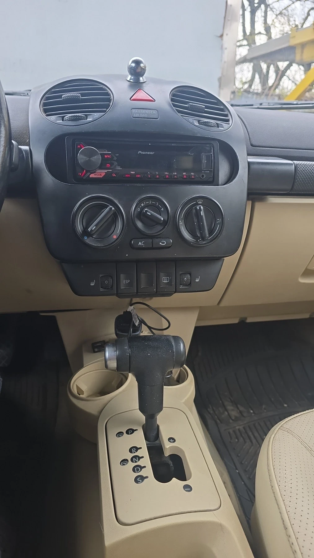 VW New beetle 2.0 газ автомат 🔝, снимка 12 - Автомобили и джипове - 54188186