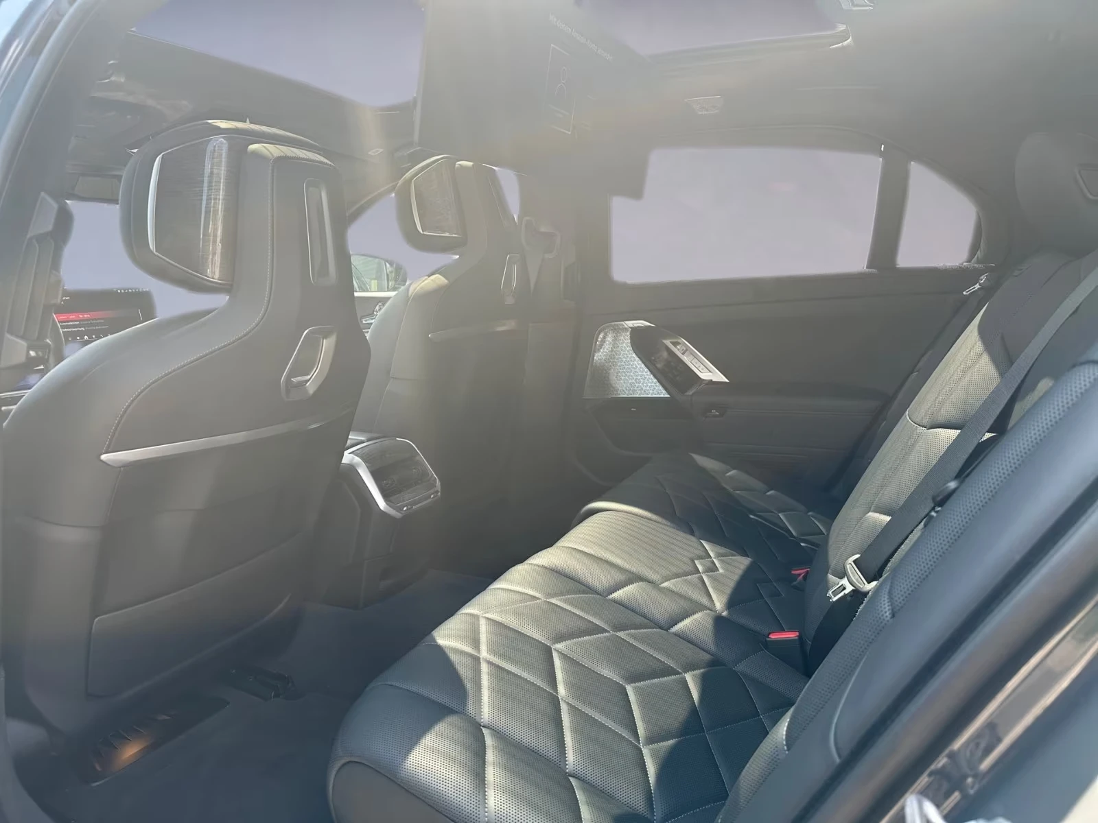 BMW i7 M70 / xDrive / THEATRE SCREEN / B&W / EXECUTIVE / , снимка 11 - Автомобили и джипове - 55562600