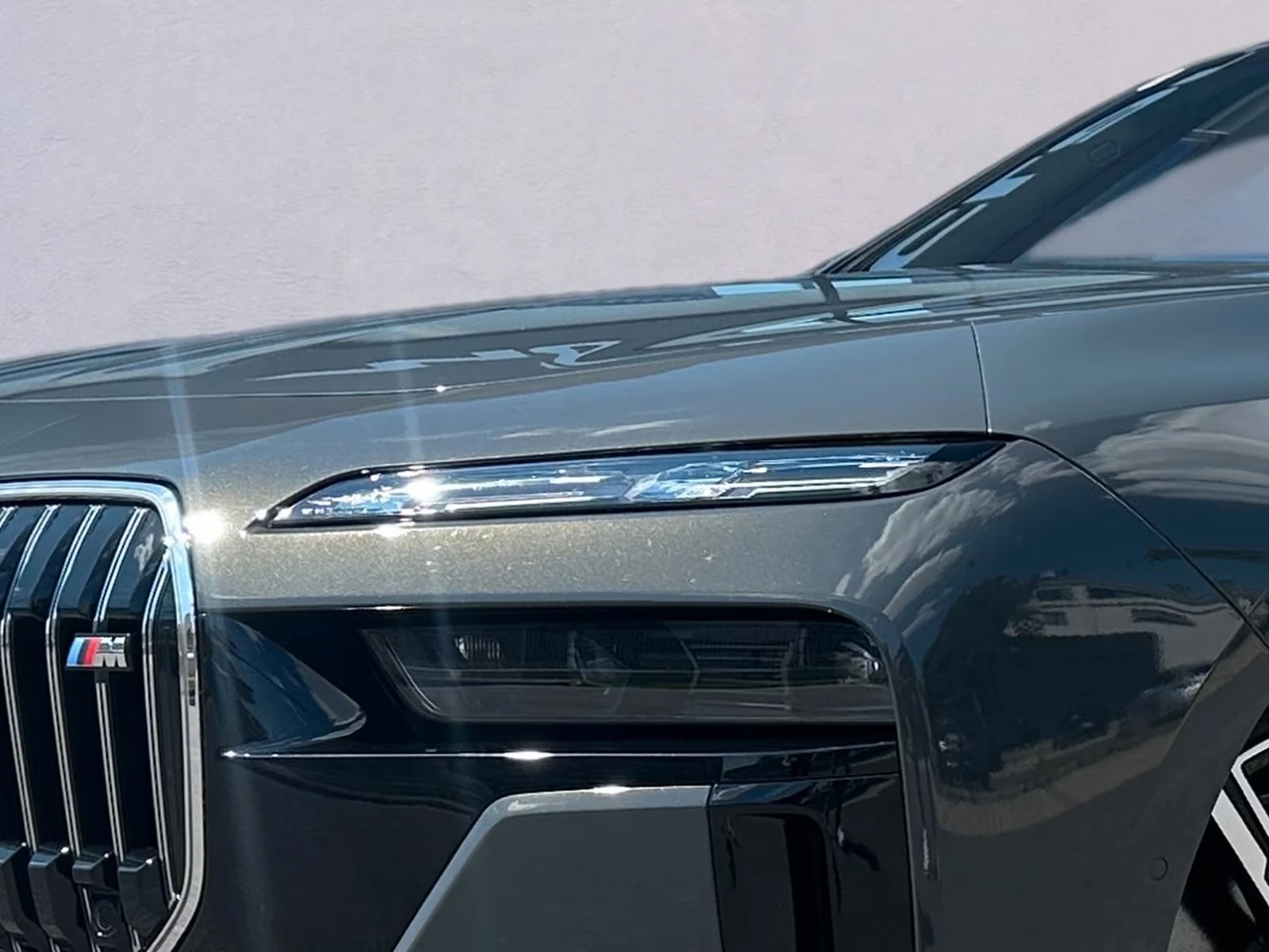 BMW i7 M70 / xDrive / THEATRE SCREEN / B&W / EXECUTIVE / , снимка 5 - Автомобили и джипове - 55562600