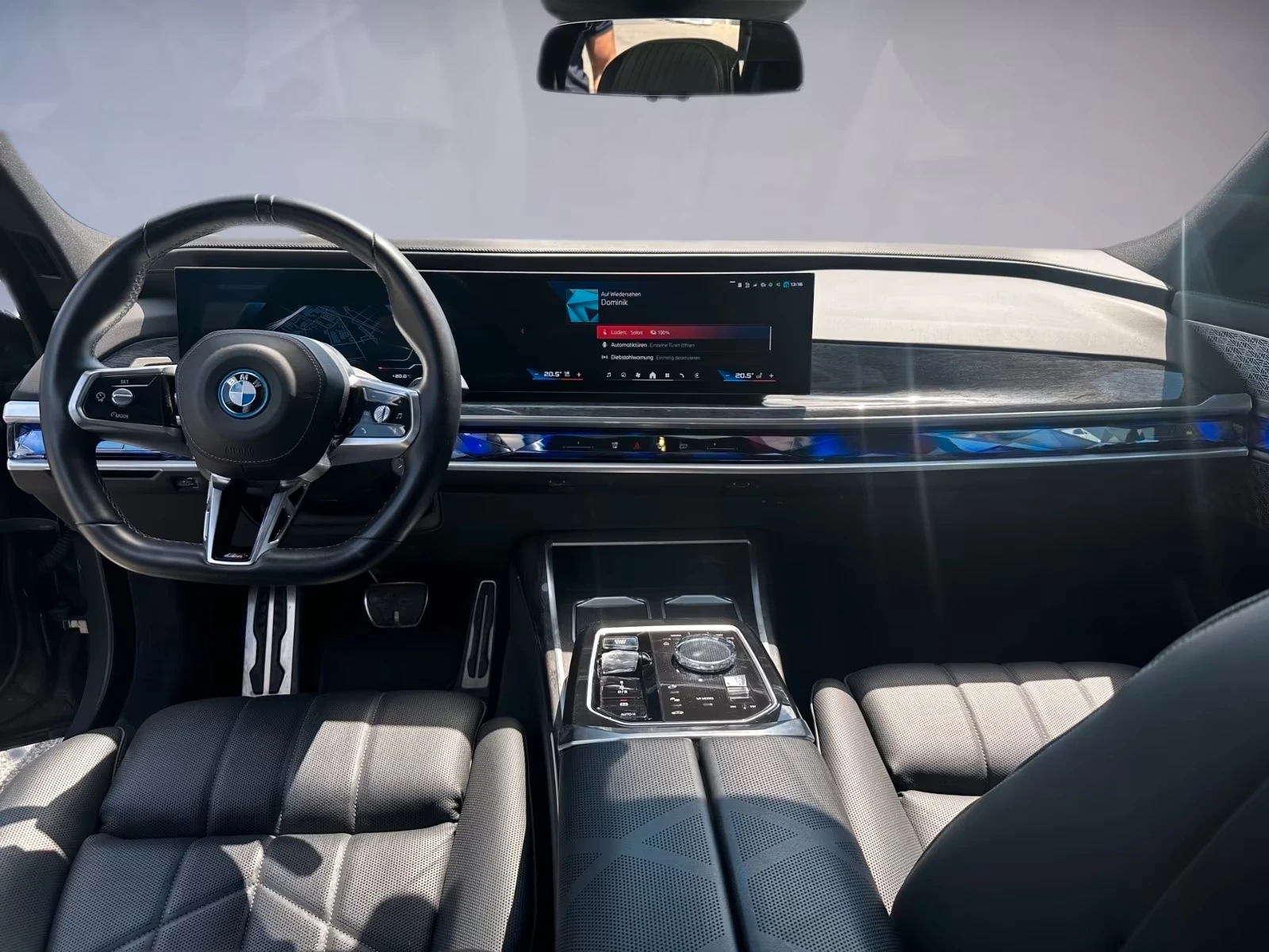 BMW i7 M70 / xDrive / THEATRE SCREEN / B&W / EXECUTIVE / , снимка 8 - Автомобили и джипове - 55562600