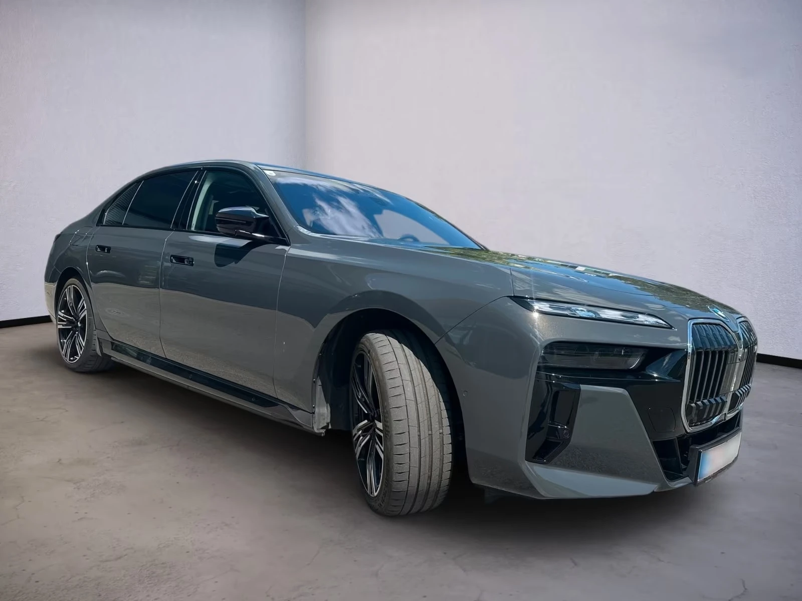 BMW i7 M70 / xDrive / THEATRE SCREEN / B&W / EXECUTIVE / , снимка 2 - Автомобили и джипове - 55562600