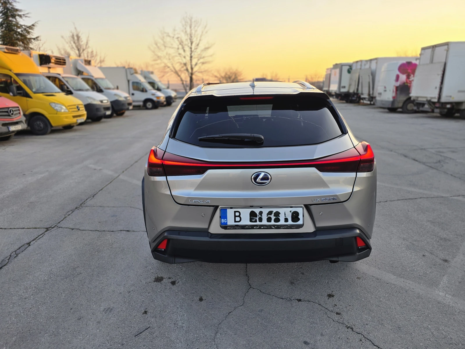 Lexus UX 250h хибрид, снимка 4 - Автомобили и джипове - 53968324