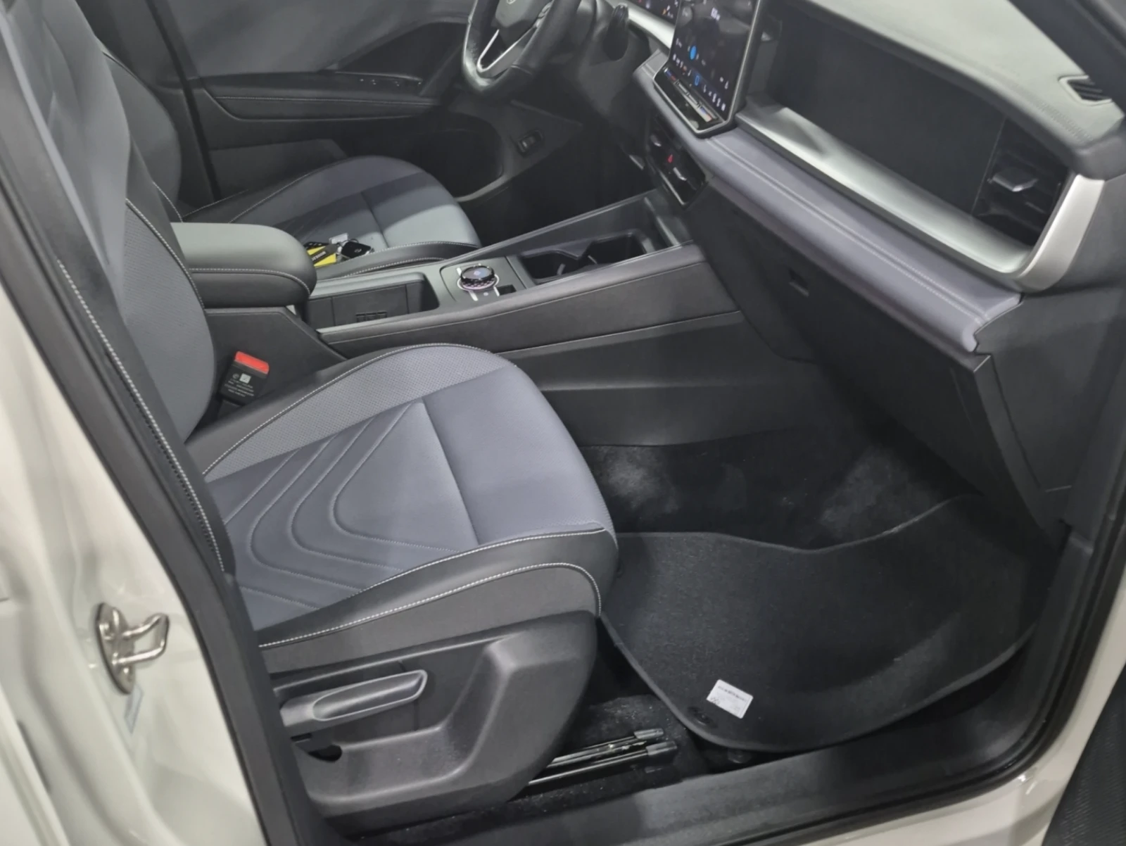VW Tiguan 2025 Volkswagen TIGUAN COMFORTLINE R-LINE, снимка 12 - Автомобили и джипове - 55057709