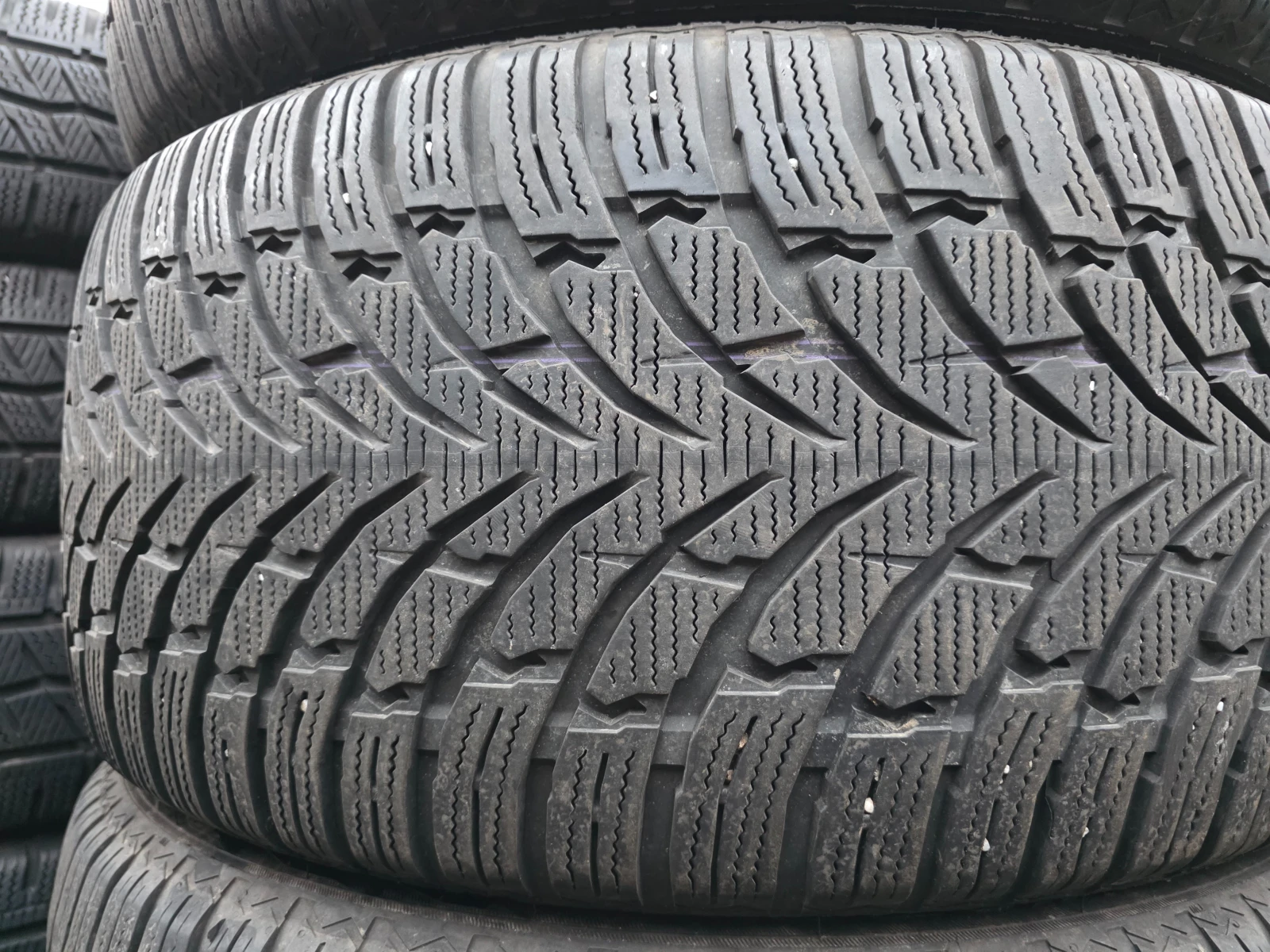 Гуми Зимни 275/45R21, снимка 3 - Гуми и джанти - 53965475