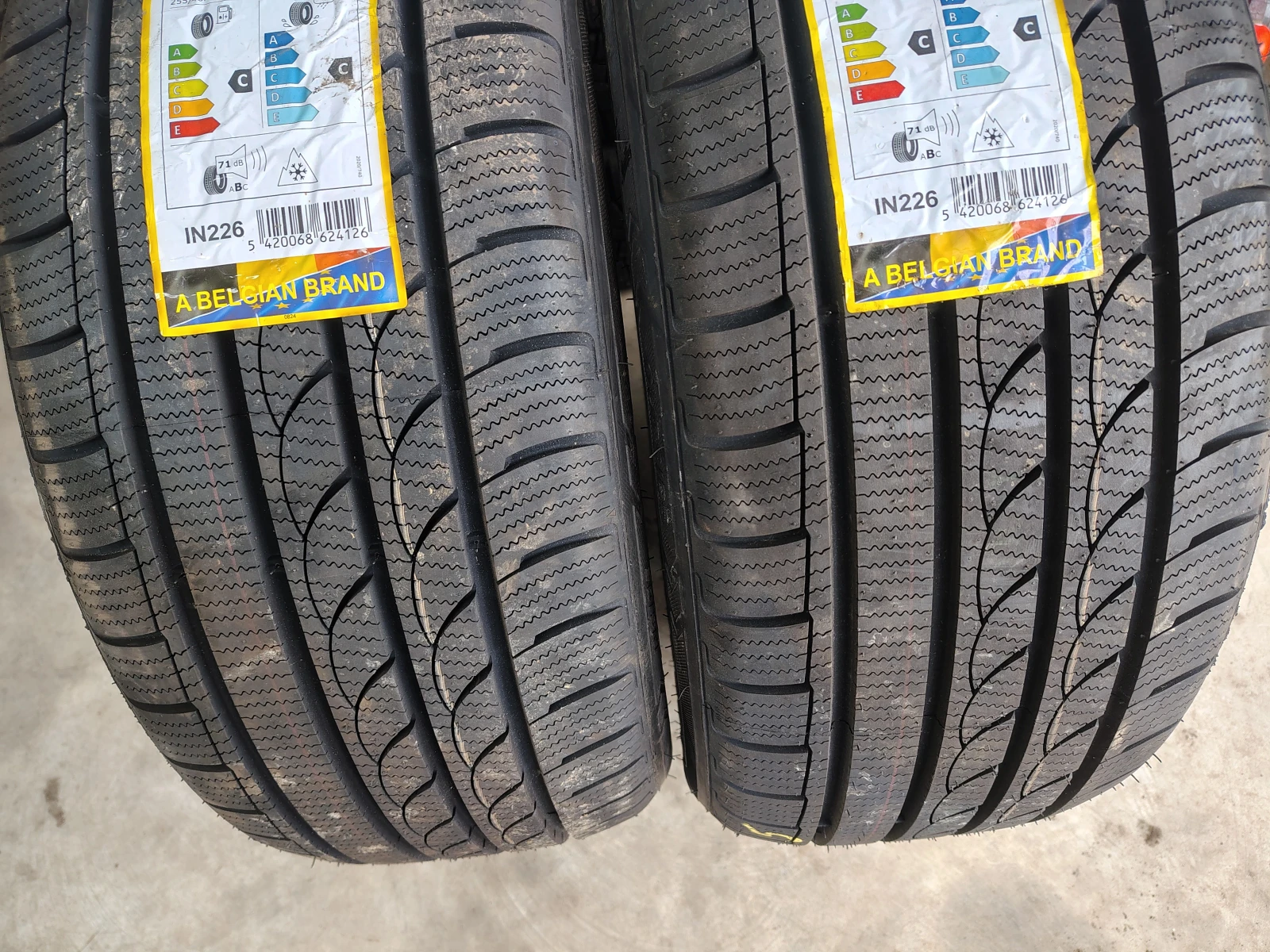 Гуми Зимни 255/40R19, снимка 2 - Гуми и джанти - 55840508