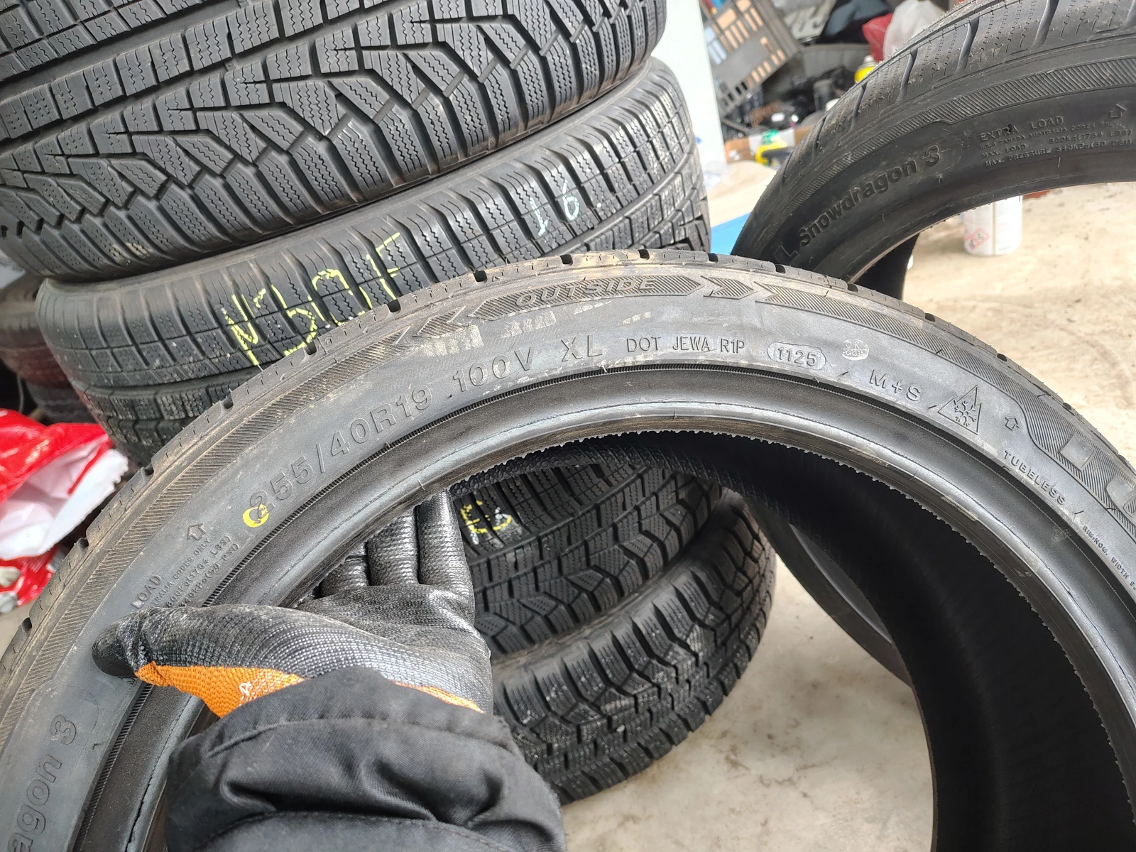 Гуми Зимни 255/40R19, снимка 4 - Гуми и джанти - 55840508