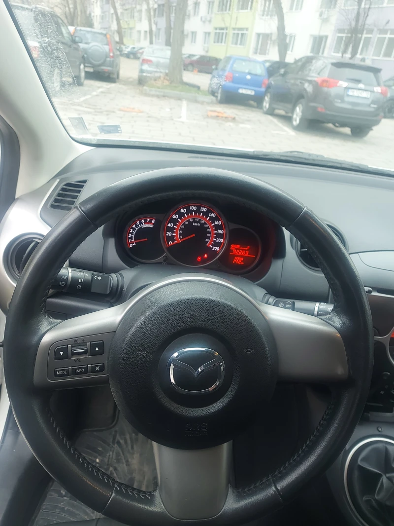 Mazda 2, снимка 8 - Автомобили и джипове - 49304334