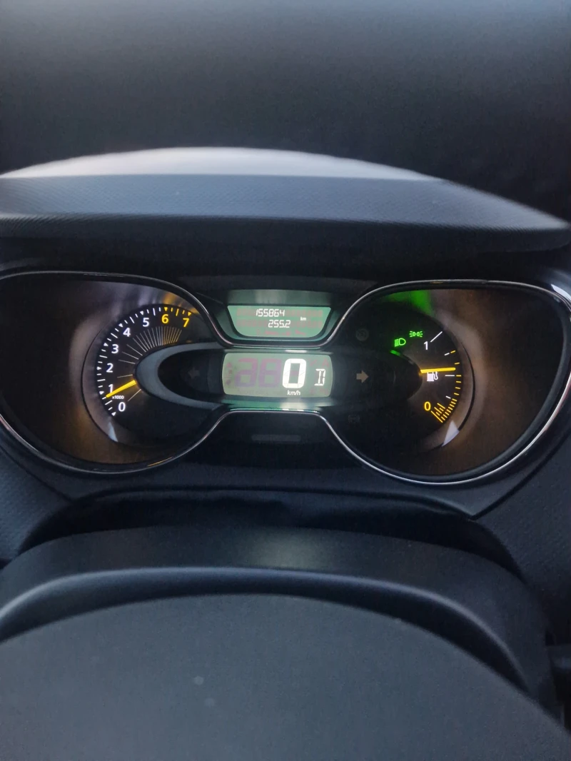 Renault Captur, снимка 13 - Автомобили и джипове - 52673691
