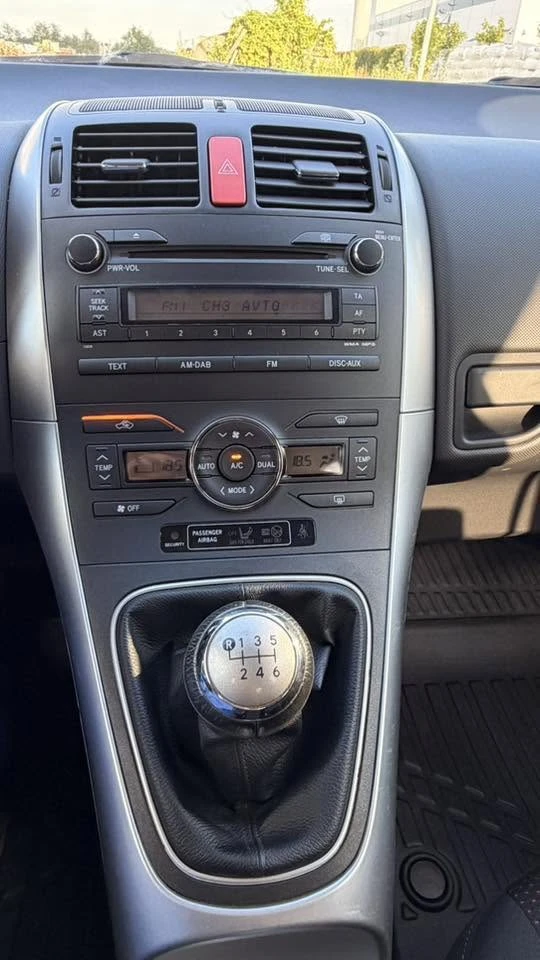 Toyota Auris 1.6 БЕНЗИН 67000km, снимка 12 - Автомобили и джипове - 54973399
