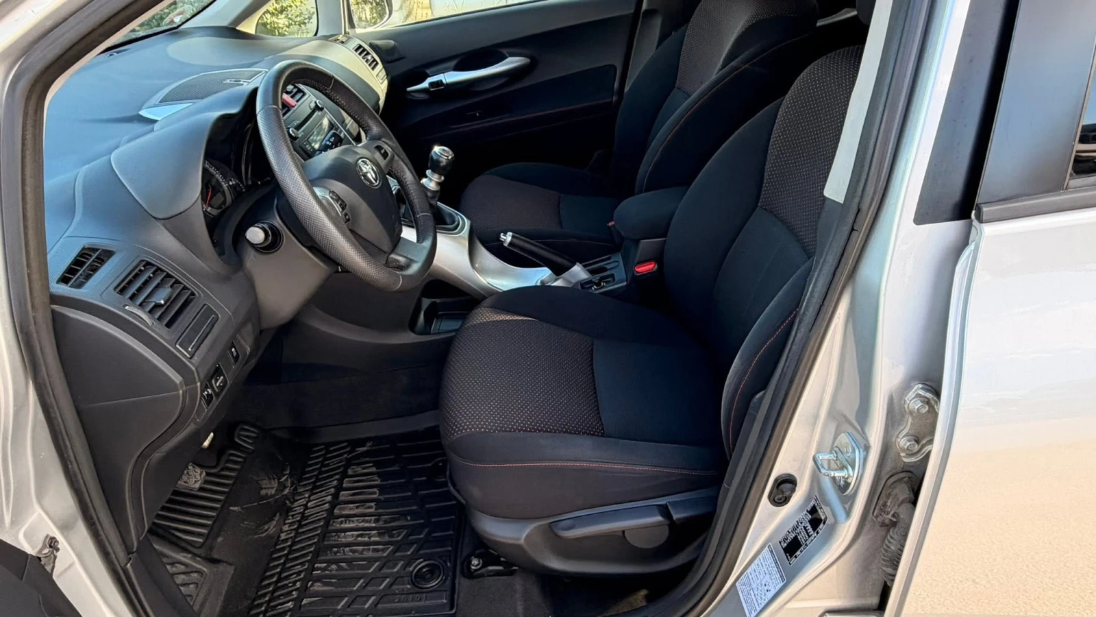 Toyota Auris 1.6 БЕНЗИН 67000km, снимка 9 - Автомобили и джипове - 54973399