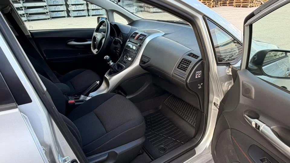 Toyota Auris 1.6 БЕНЗИН 67000km, снимка 10 - Автомобили и джипове - 54973399